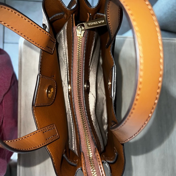 Michael Kors Emilia Small Logo Satchel. New, never carried - Picture 5 of 8